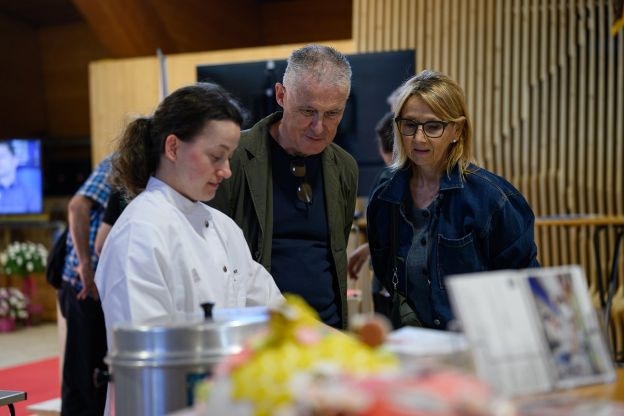 Besucher an der Sonderschau TOM Lernende